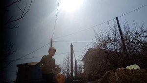учимся делать трюки в баскетболе и как его держать и правильно кидать.