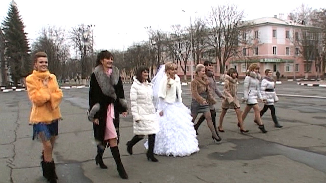 Прогулка молодожёнов в городе, осенняя свадьба смотреть онлайн