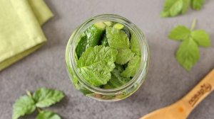 Огурцы с листьями малины на зиму