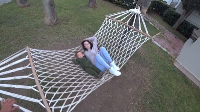 Отель с котами. Марк учится плавать в море смотреть онлайн