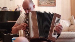 Баян Восток. Модель промежуточная, между маленьким и стандартным размером.