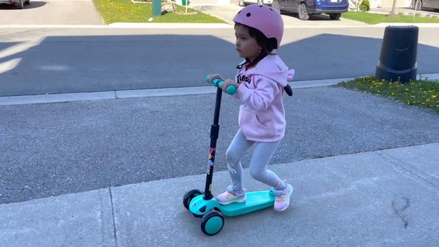 Камила и Амалия получают подарок от папы новые скутеры, и учатся кататься | ВЛОГ #12 смотреть онлайн