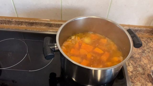 Тыквенный крем-суп. Согревающий зимний суп с ароматными пряностями.