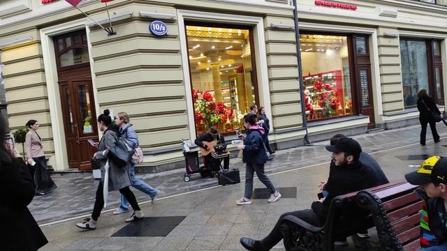 уличные музыканты Москвы исполняют каверы на мировые хиты EURO2020 на Никольской
