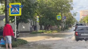 Анапу затопило - вода уже в квартирах и почти на всех улицах: жалуются жители