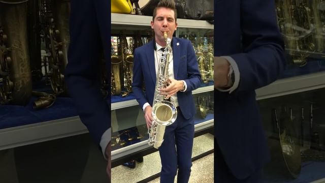 Trying out a silver Trevor James Saxophone at Massullo Music! смотреть онлайн