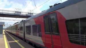 Электропоезд ЭС1П-017 Ласточка проходит платформу Кондукторская