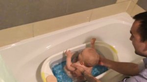 Ребёнок смеётся над брызгами воды! Baby is laughing having a bath!:))))))