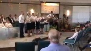 Листья осенние кружатся падают