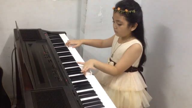 Young girl playing Piano ( River flows in you - Yiruma ) смотреть онлайн
