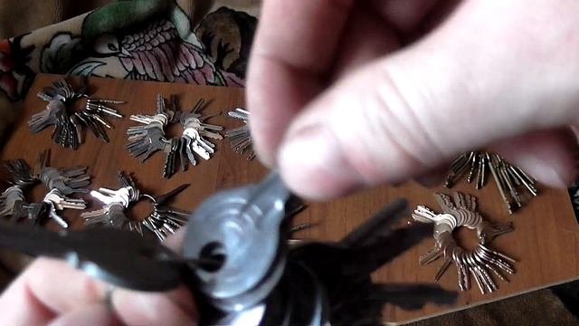 Ключи от замков СССР и пр . 11 ключниц.