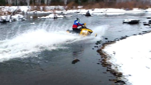 Снегоход по воде! Brp MXZ 440 через реку! смотреть онлайн