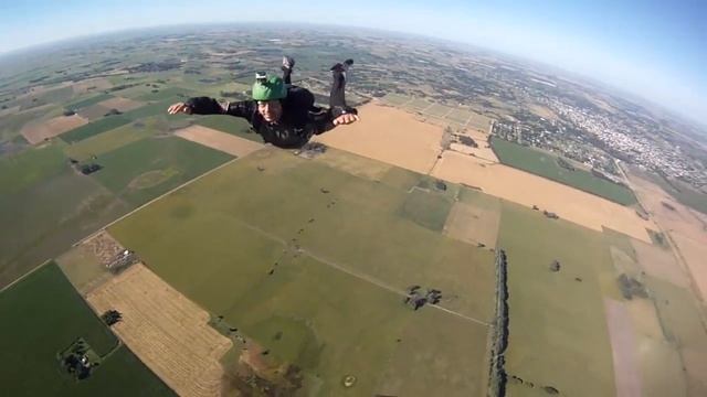 Friday Freakout: Skydivers FORGET To Pull Parachute, Saved By AAD! Altitude Awareness Fail! смотреть онлайн