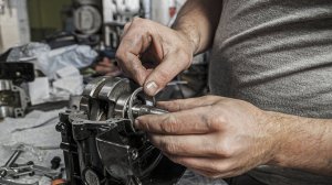 Кладу блоки, собираю лодочный мотор меркури 4-5 л.с .Влог