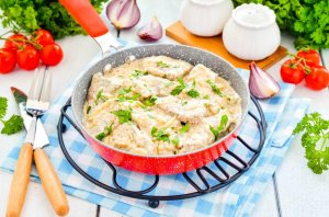 КАК ПРИГОТОВИТЬ ПЕЧЕНЬ ГОВЯЖЬЮ В СМЕТАНЕ НА СКОВОРОДЕ С ЛУКОМ