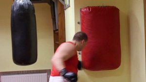 Работа на настенной подушке для бокса