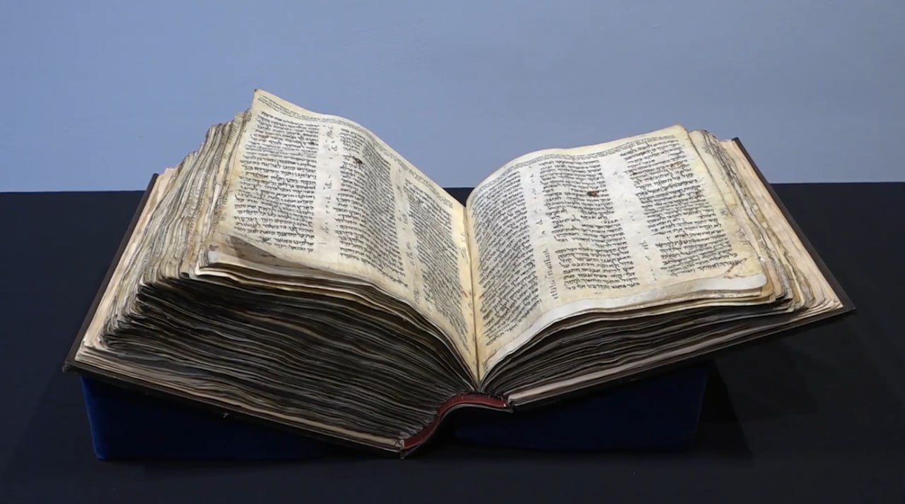 Старейшую в мире еврейскую Библию оценили в 30-50 миллионов долларов на аукционе