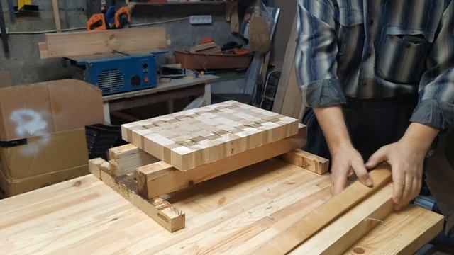 Торцевая разделочная доска из дуба и ясеня