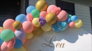 Круглая фотозона украшенная воздушными шарами