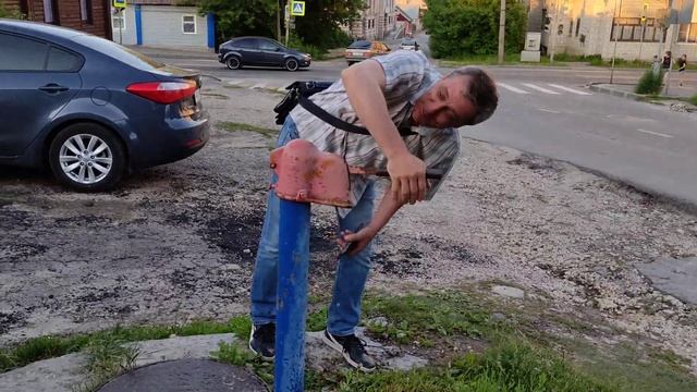 Сережа пьет воду из уличной колонки. Елец смотреть онлайн