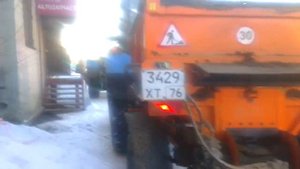 Кто разрешил технике ездить по тротуарам?