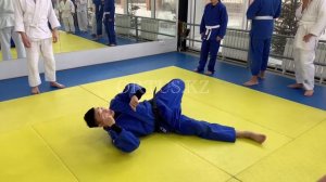 Дзюдо - зацеп изнутри под одноимённую ногу.  Judo - Ko Uchi Makikomi.