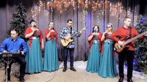 Разбросала косы русые берёза