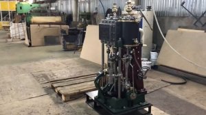 Модель вертикального парового двигателя в сравнении с оригинальным образцом паровой машины.