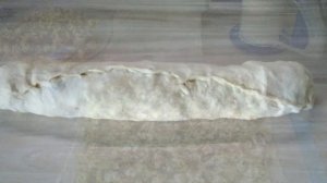 Рулетики из слоеного теста с начинкой из куриного фарша и капусты.