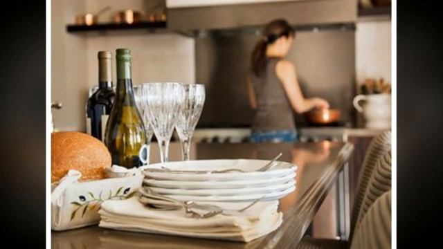 Как полосатый кот под столом поставил женщину в неловкое положение! Хохма) смотреть онлайн