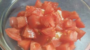 Очень простой и вкусный салат с помидором и сухариками