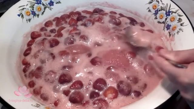 Варенье из клубники с целыми ягодами