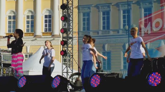 Девочка круто поет. Раскачала народ на Дне молодежи!