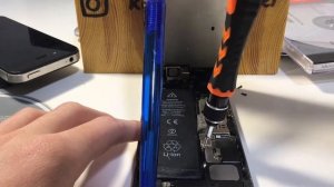 Из-за чего отходит дисплей на iPhone?