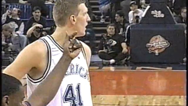 Dirk Nowitzki - 2000 Rookie Game Highlights смотреть онлайн
