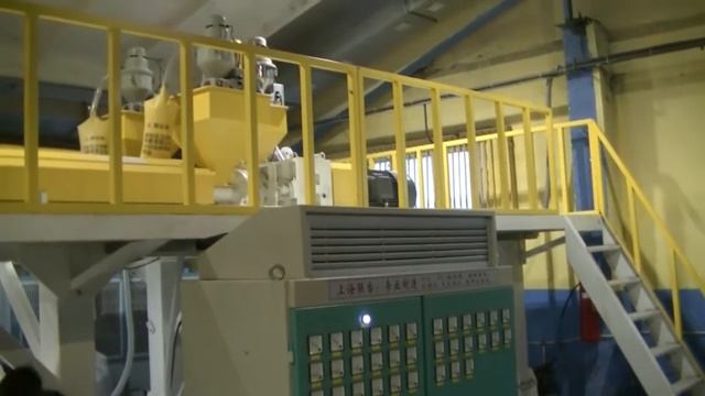 Работа плоскощелевого экструдера для производства стрейч-пленки