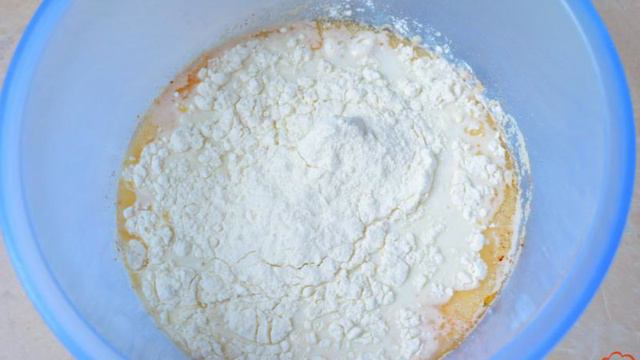 Пицца с грибами базиликом и моцареллой