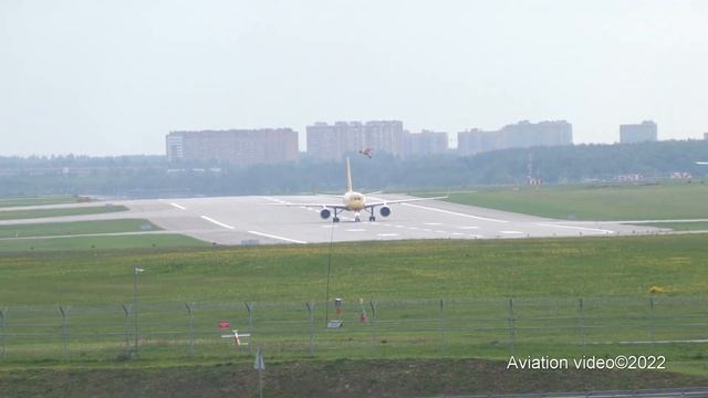Один день из жизни аэропорта Шереметьево. Взлеты, посадки авиалайнеров и грузовых 01.06.2022 смотреть онлайн