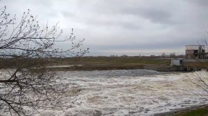 Водосбросная плотина. Со стороны левого берега Волги