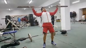 Медленно показал как поднять штанг