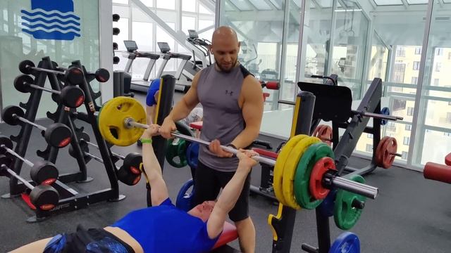 Новогодний жим гимнастов: тренировка 31 декабря 2022 смотреть онлайн