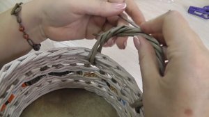 Простые декоративные ручки для плетеной корзины. Плетение из газетных трубочек