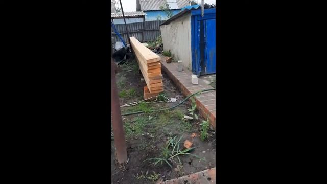 Строим гараж с нуля .Обработка брусьев для крыши. смотреть онлайн