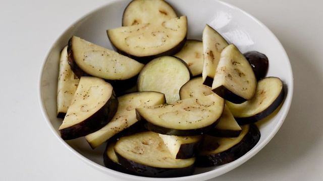 Острая закуска из баклажанов с помидорами