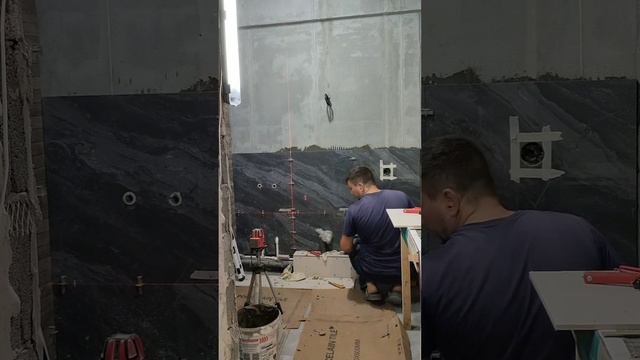 Укладка керамогранита на стену.