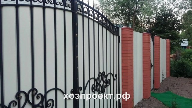 Забор из профнастила с имитацией кирпичных столбов.