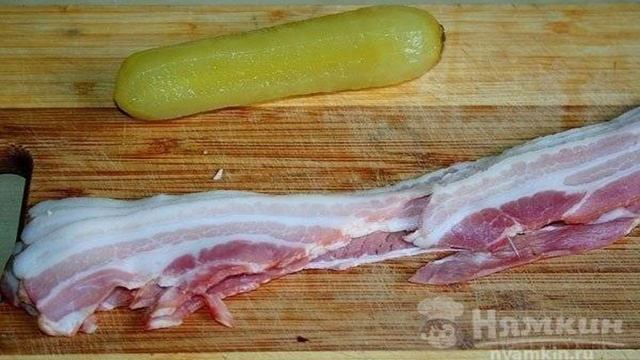 Пирог с беконом, сыром и солеными огурцами