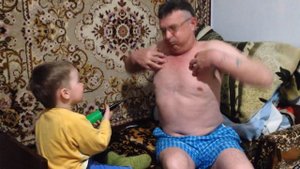 Никита надувает деда