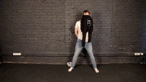 Парни пробуют ОДЕТЬСЯ БЕЗ РУК  ☑️