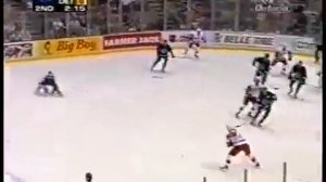 Igor Larionov helps Luc Robitaille to score record tying 610 goal (2003)